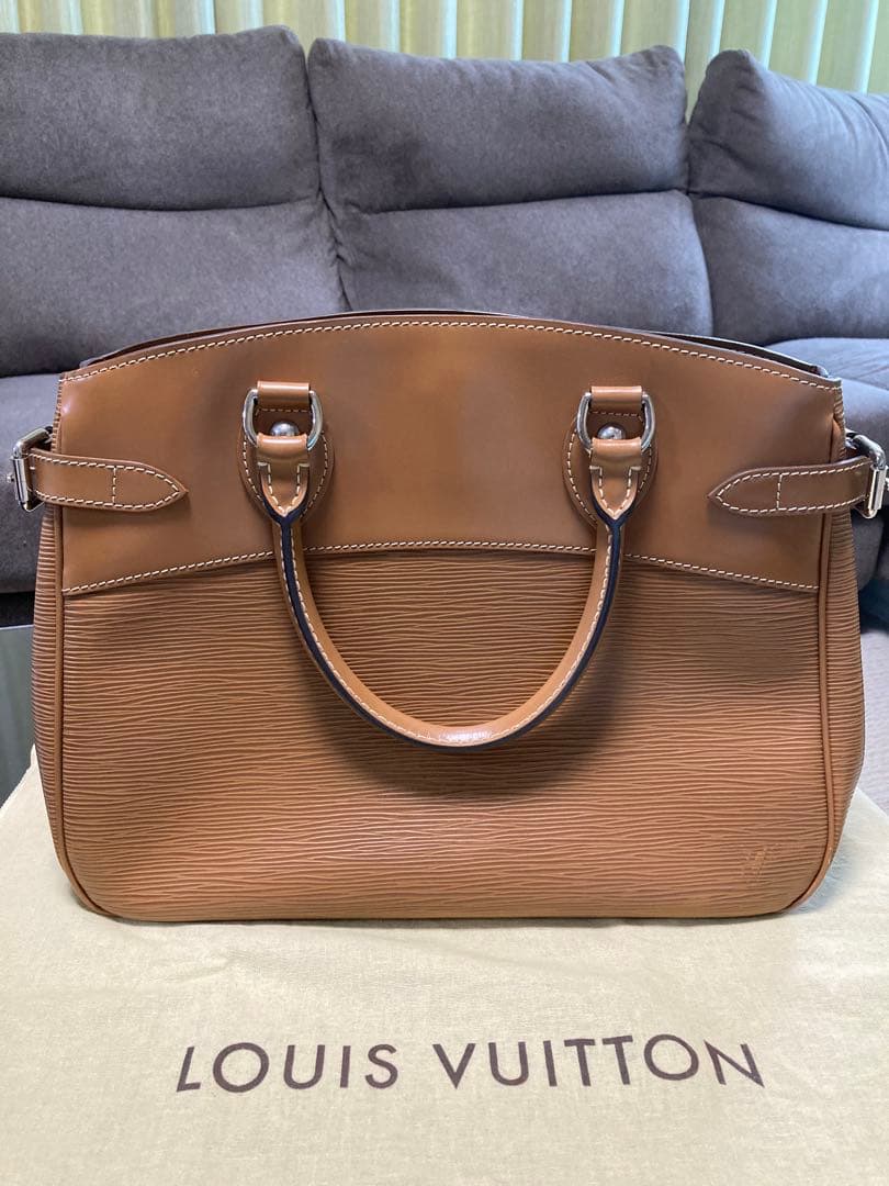 ルイヴィトン パッシィPM エピ キャメル ビジネスバッグ 自立するバッグ