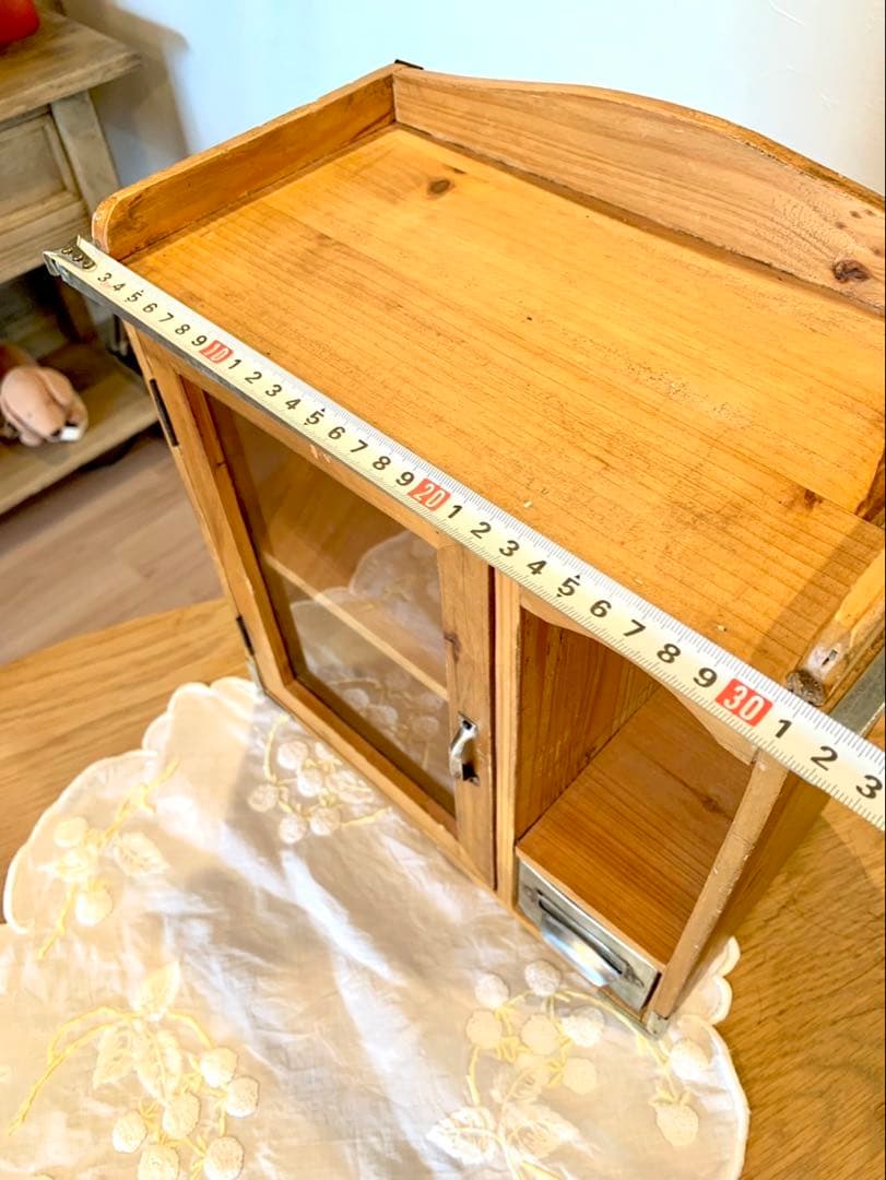 アンティーク風　木製ガラス扉キャビネット