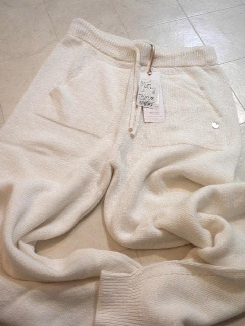 KABEリナシメント◆カシミヤ混ウール！お洒落なオフ白ニットジョガーパンツ