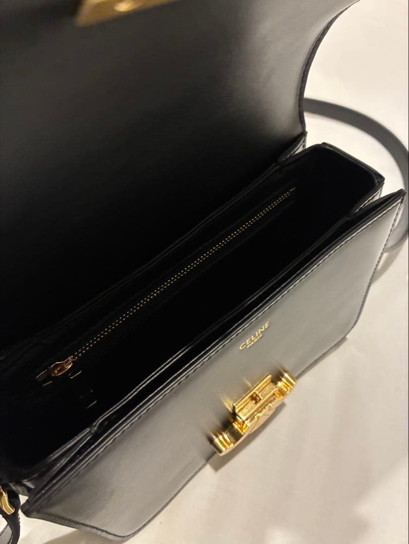 CELINE ティーントリオンフ ブラックレザーショルダーバッグ