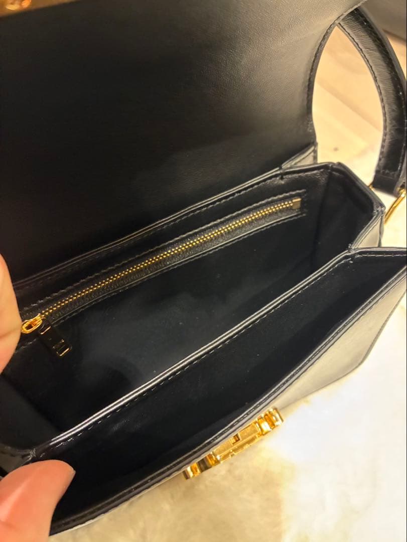 CELINE ティーントリオンフ ブラックレザーショルダーバッグ