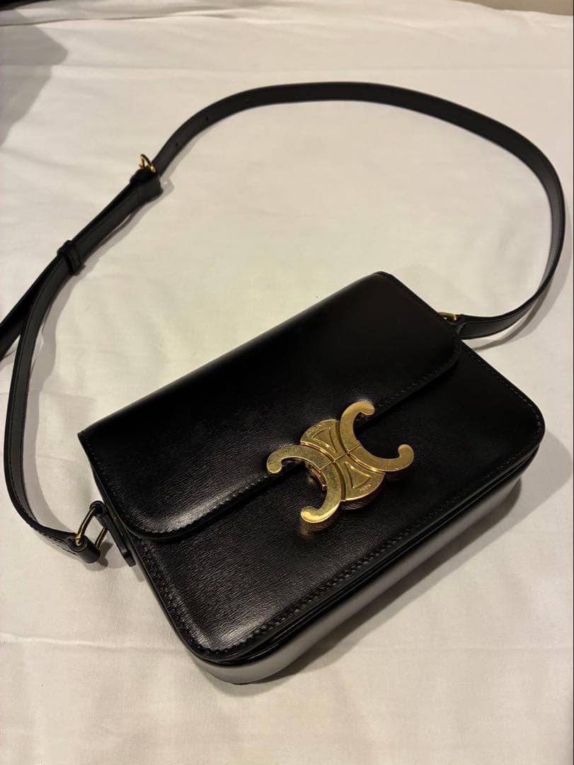 CELINE ティーントリオンフ ブラックレザーショルダーバッグ