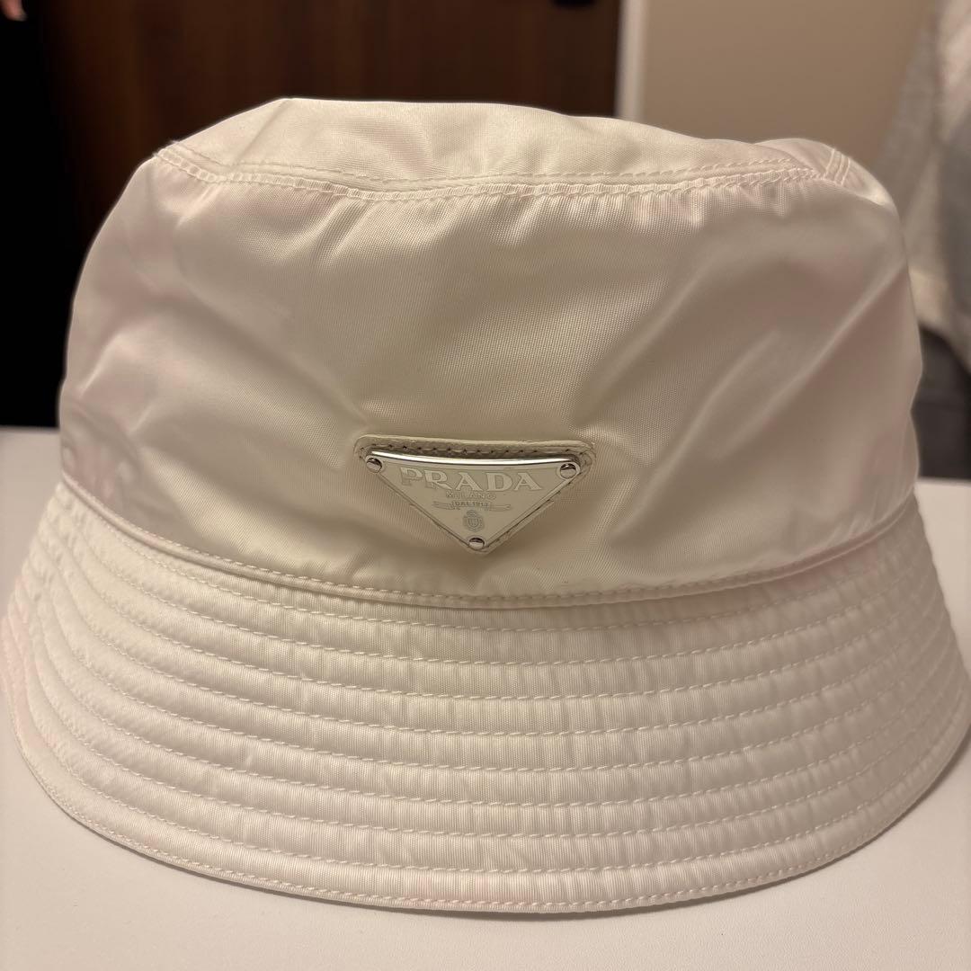 プラダ　バケットハット　ホワイト