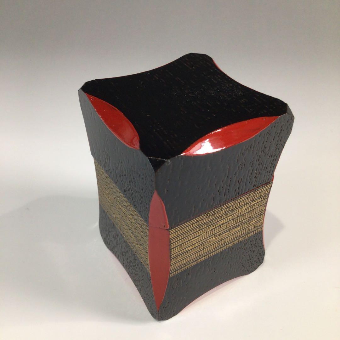 Ｐ５３９　茶器　『新谷宗久作』『黒搔合塗』『爪紅』『四方糸巻茶器』　共箱　茶道具