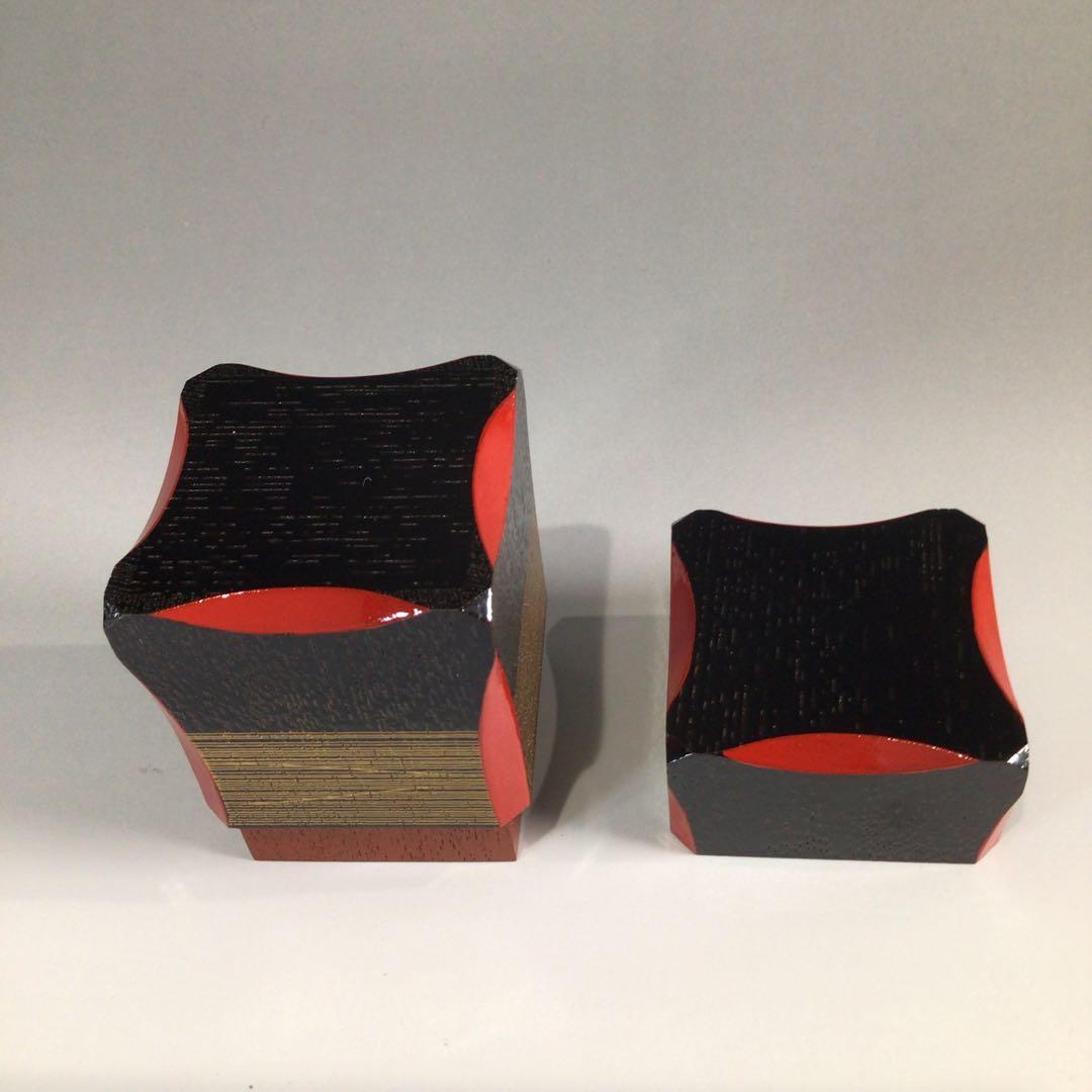 Ｐ５３９　茶器　『新谷宗久作』『黒搔合塗』『爪紅』『四方糸巻茶器』　共箱　茶道具