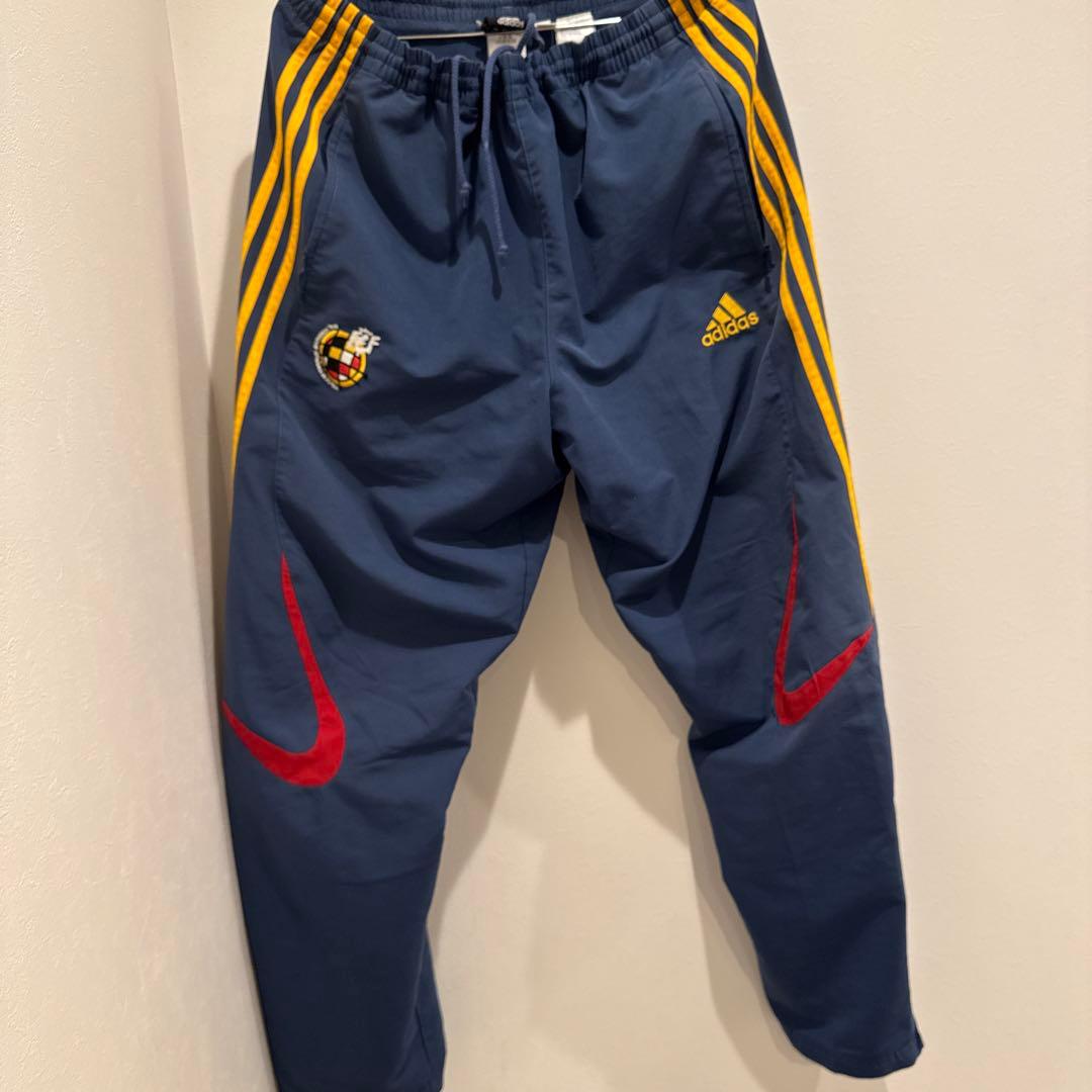 サッカー　スペイン代表　ジャージ　セットアップ