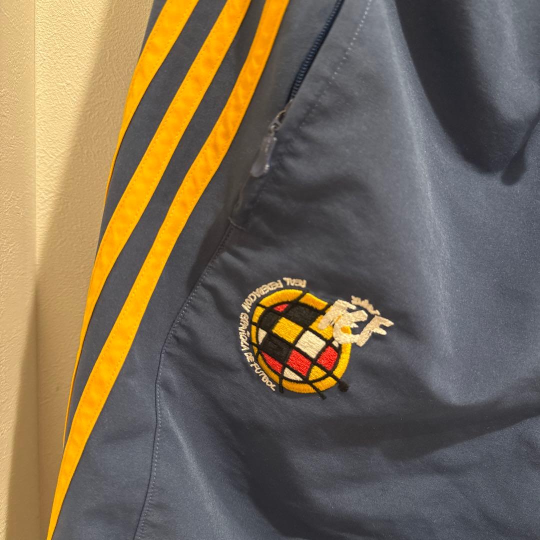 サッカー　スペイン代表　ジャージ　セットアップ