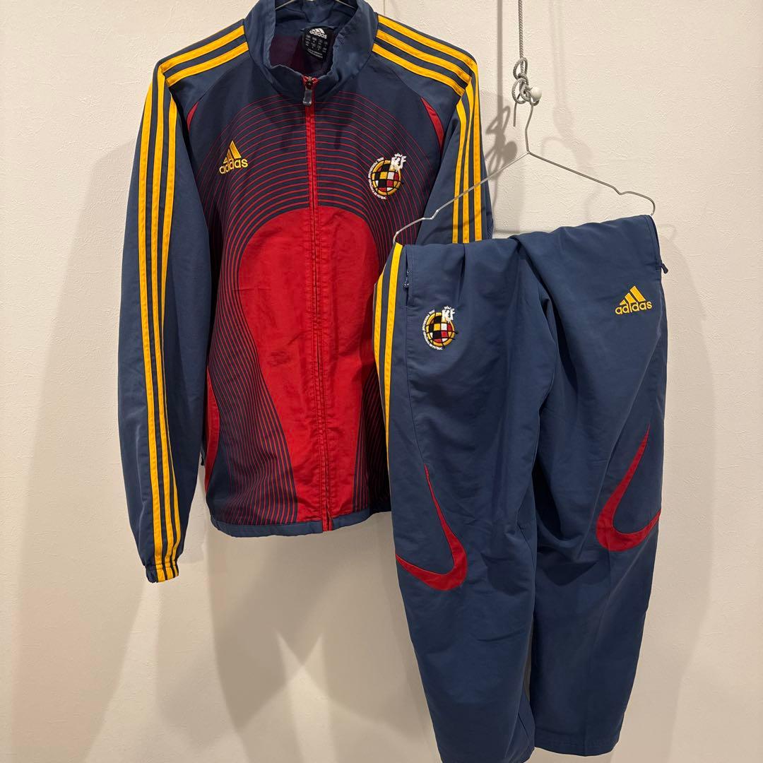 サッカー　スペイン代表　ジャージ　セットアップ