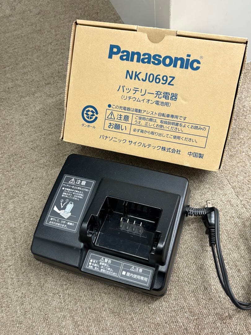 極美品 Panasonic パナソニック 電動自転車用 充電器 NKJ069Z1