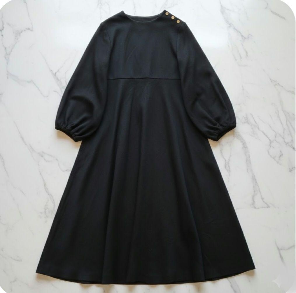 トゥモローランド　シルキーダブルフェイス クルーネックフレアワンピース　黒