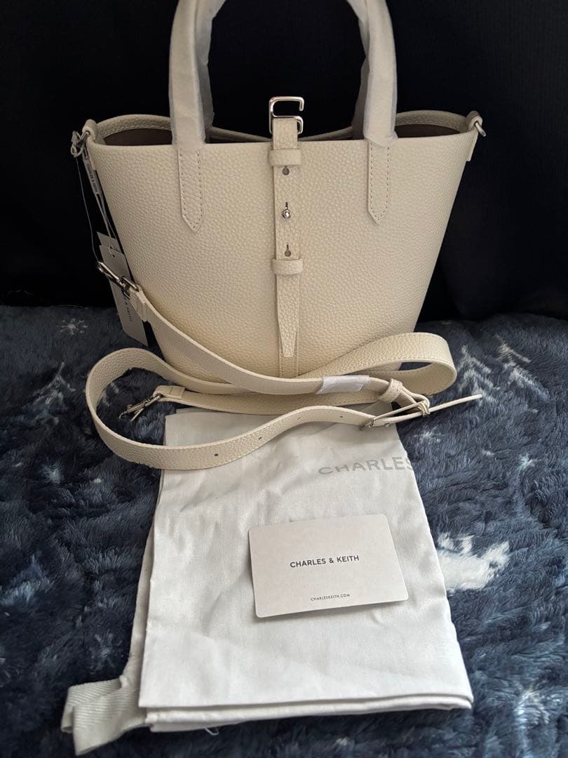 CHARLES & KEITH Beryl ベリル リサイクルレザーバケツバッグ