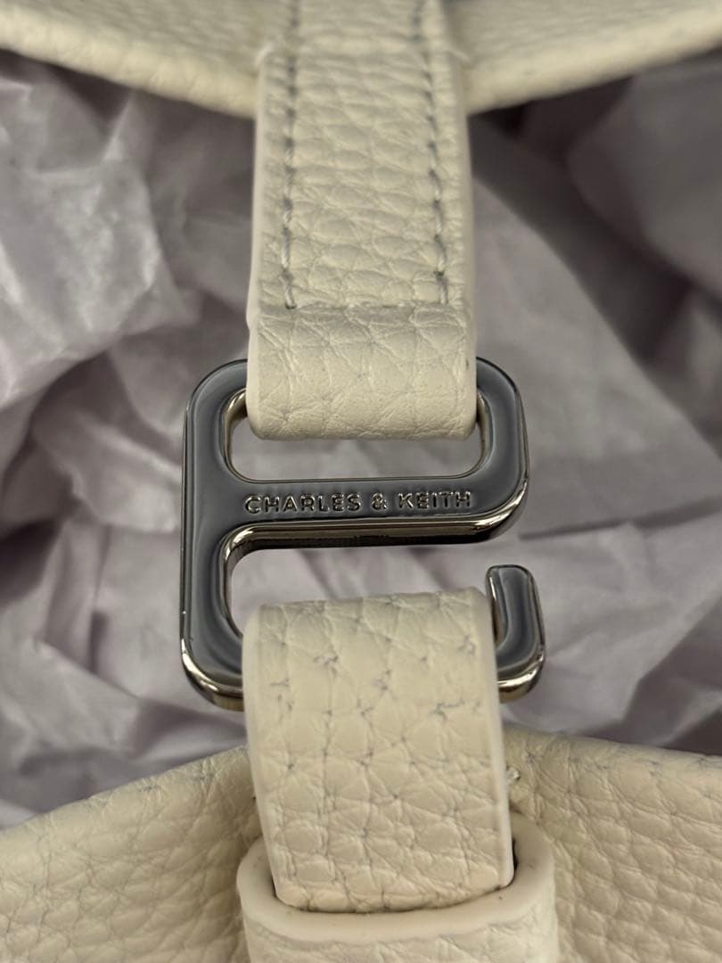 CHARLES & KEITH Beryl ベリル リサイクルレザーバケツバッグ