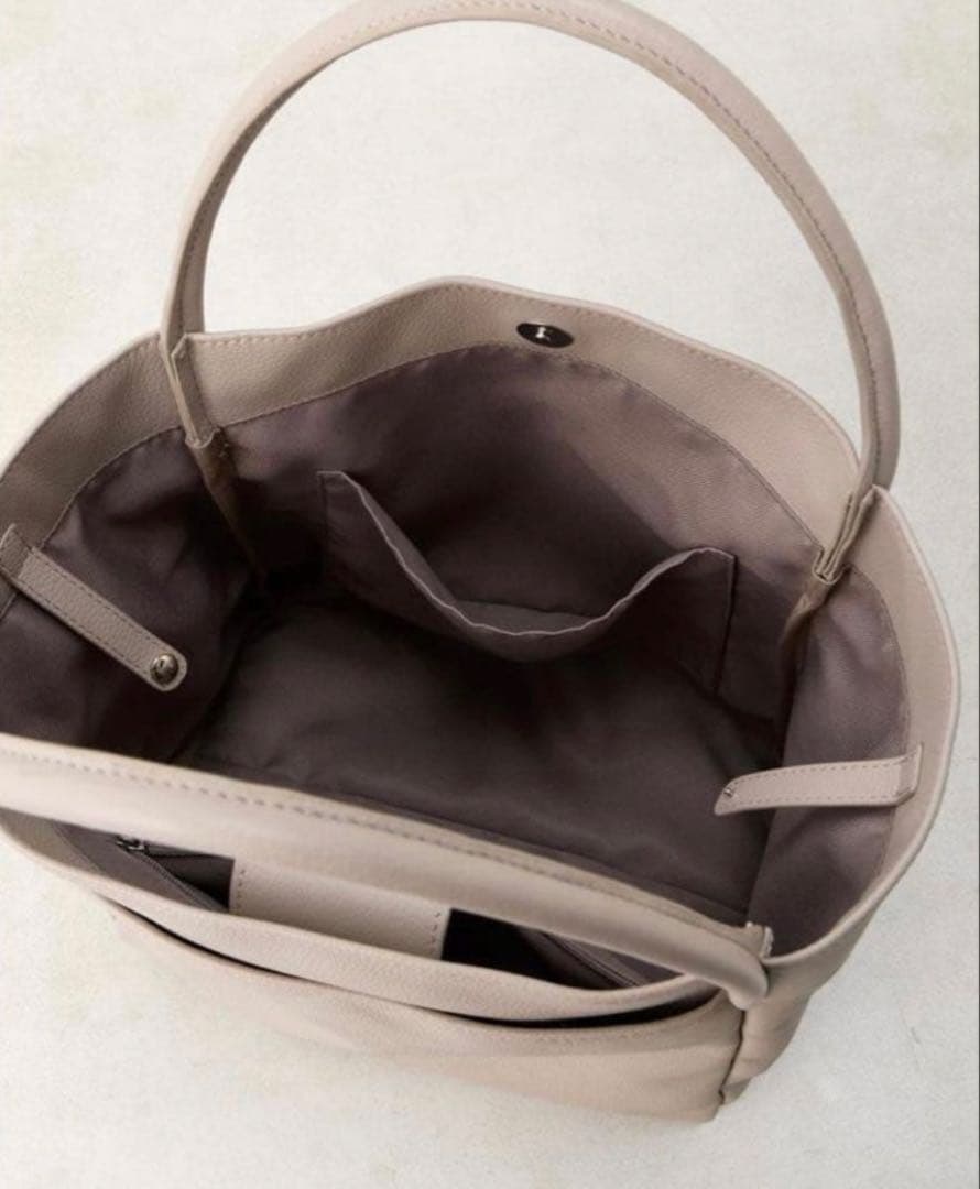 新品　ビアズリー　チャームつきトートバッグ（牛革）ベージュ