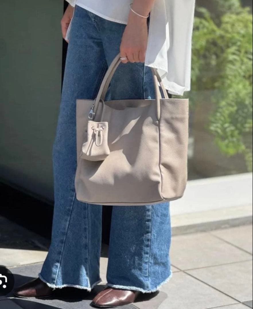 新品　ビアズリー　チャームつきトートバッグ（牛革）ベージュ