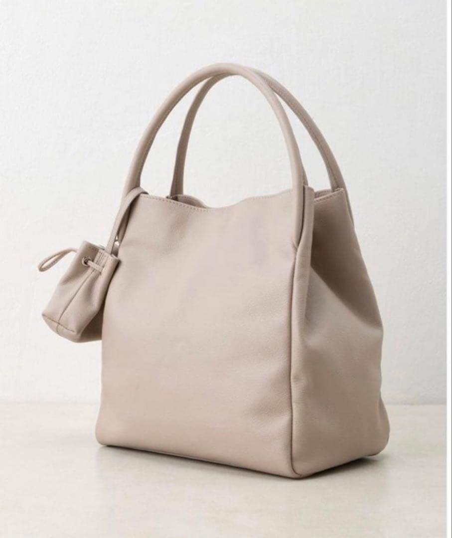 新品　ビアズリー　チャームつきトートバッグ（牛革）ベージュ