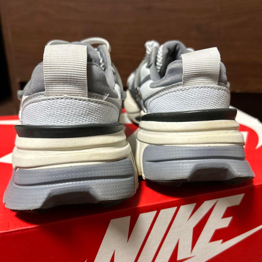 売り切りNIKE V2K RUN ナイキ ウィメンズ　23.5