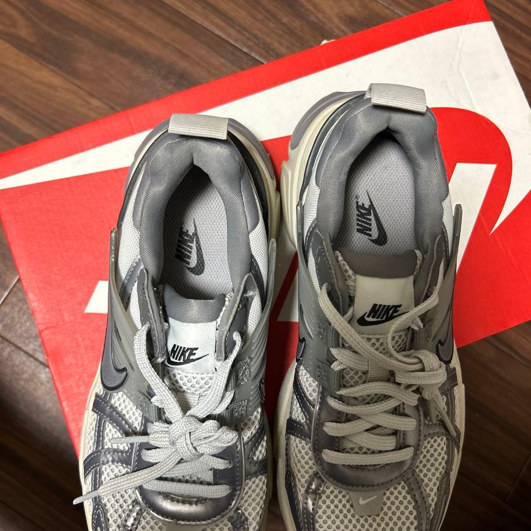 売り切りNIKE V2K RUN ナイキ ウィメンズ　23.5