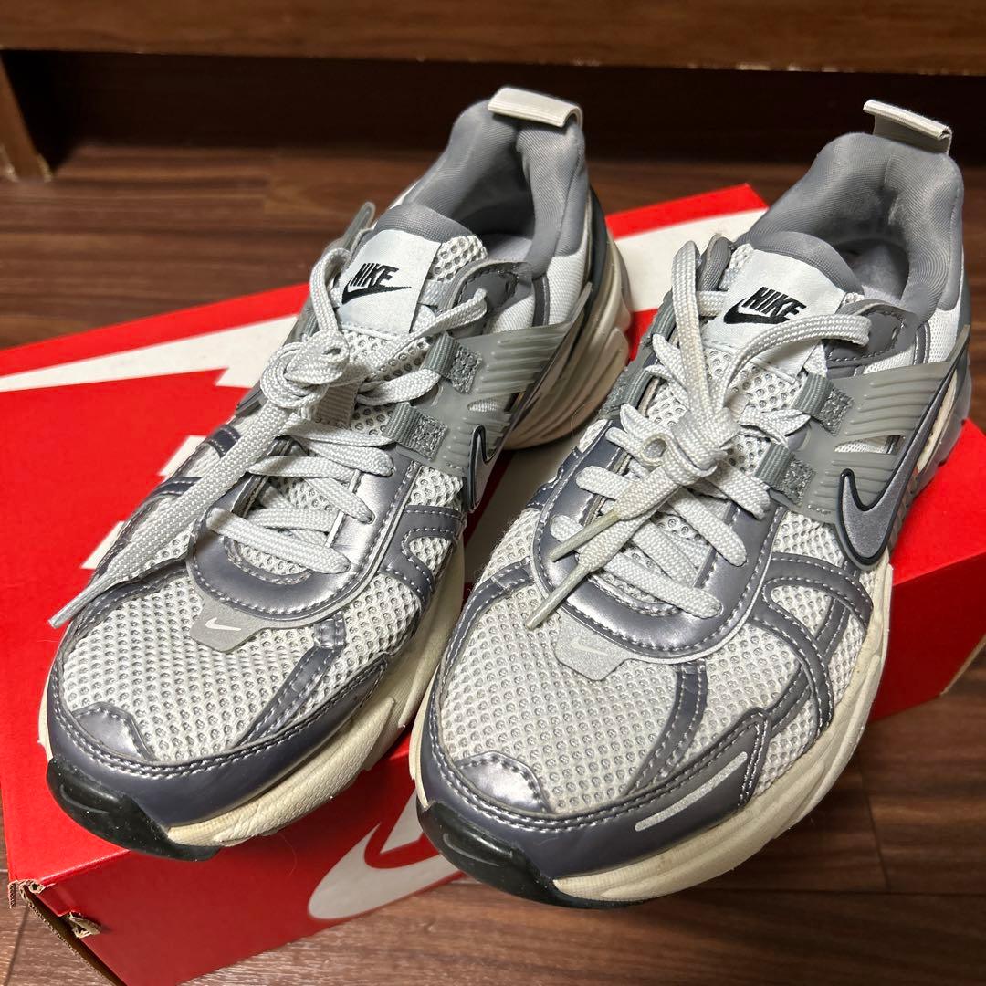 売り切りNIKE V2K RUN ナイキ ウィメンズ　23.5