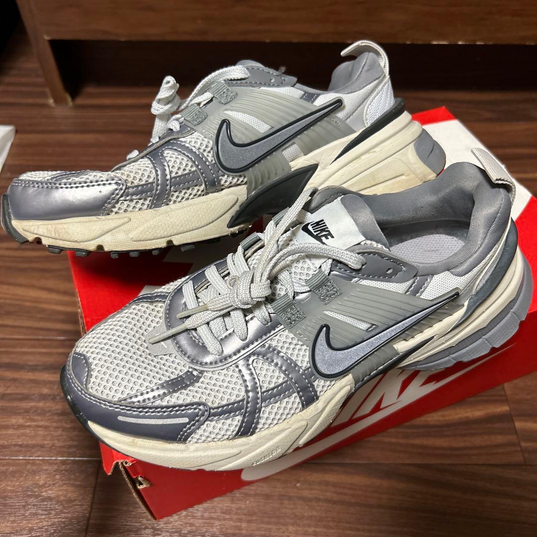 売り切りNIKE V2K RUN ナイキ ウィメンズ　23.5