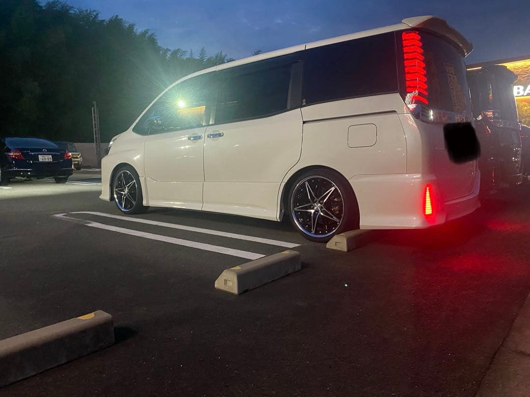 ダズフェローズ限定色テールランプ80ノア　ヴォクシー　エクスファイア