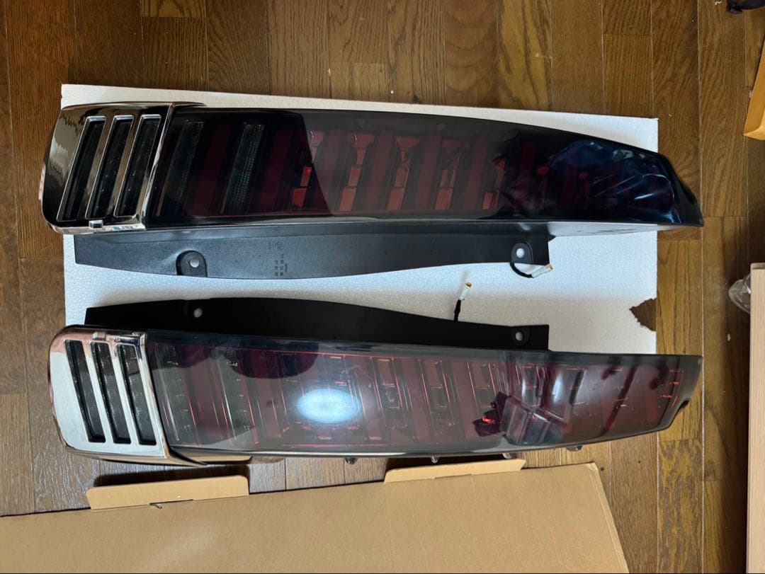 ダズフェローズ限定色テールランプ80ノア　ヴォクシー　エクスファイア