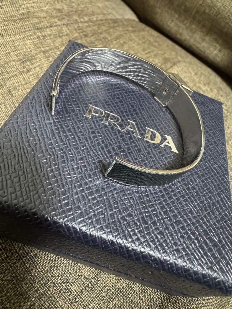 さプラダ　ブレスレット　バングル　三角ロゴ　ブラック　レディース