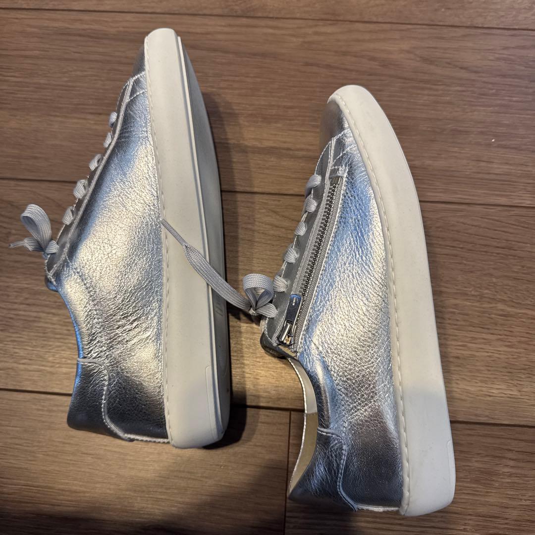 銀座Yoshinoya シルバー スニーカー ジッパー付き　23.5cm