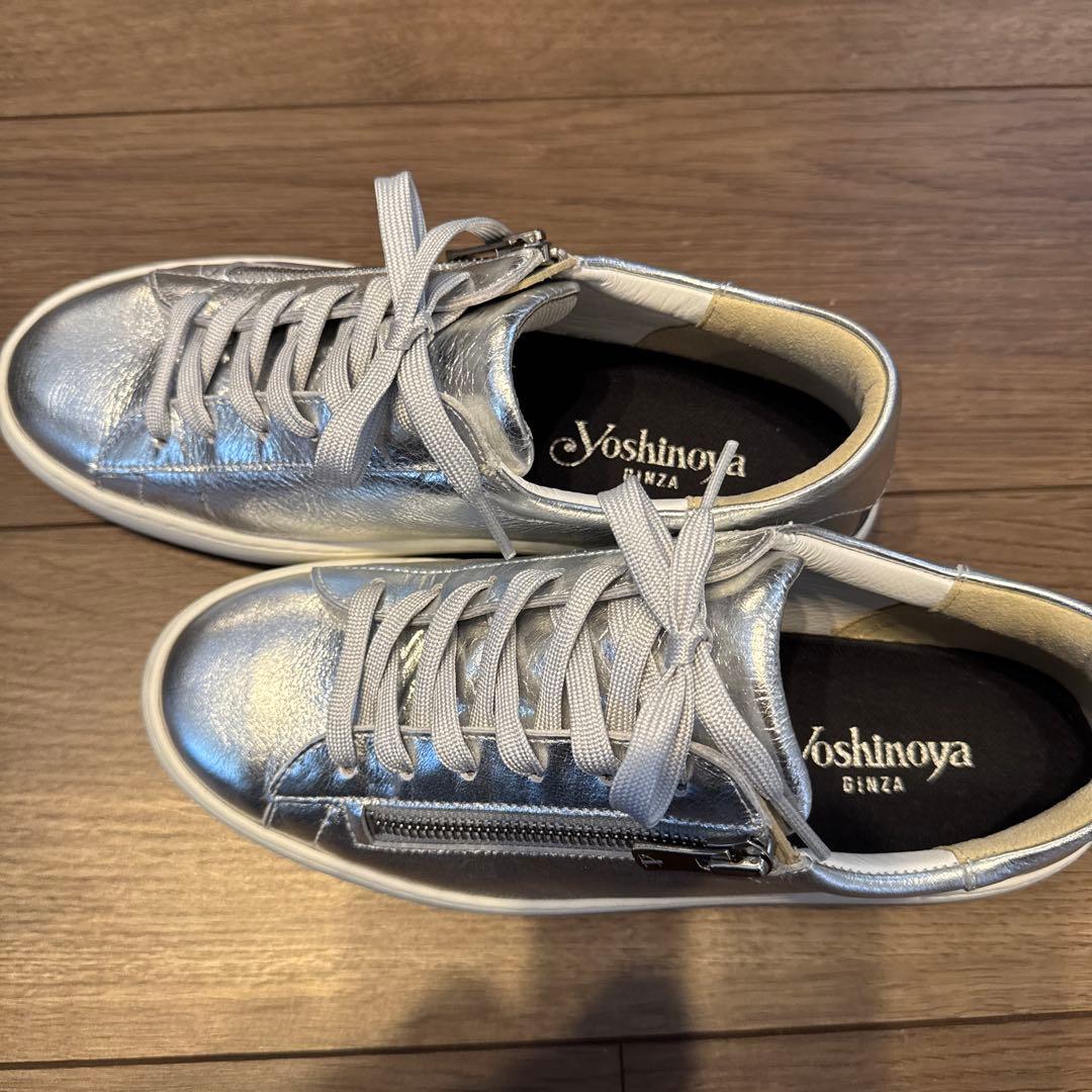 銀座Yoshinoya シルバー スニーカー ジッパー付き　23.5cm