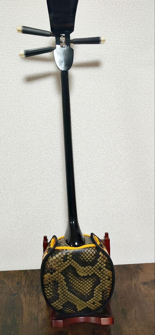 ヘビ柄三線 本体　けーです。