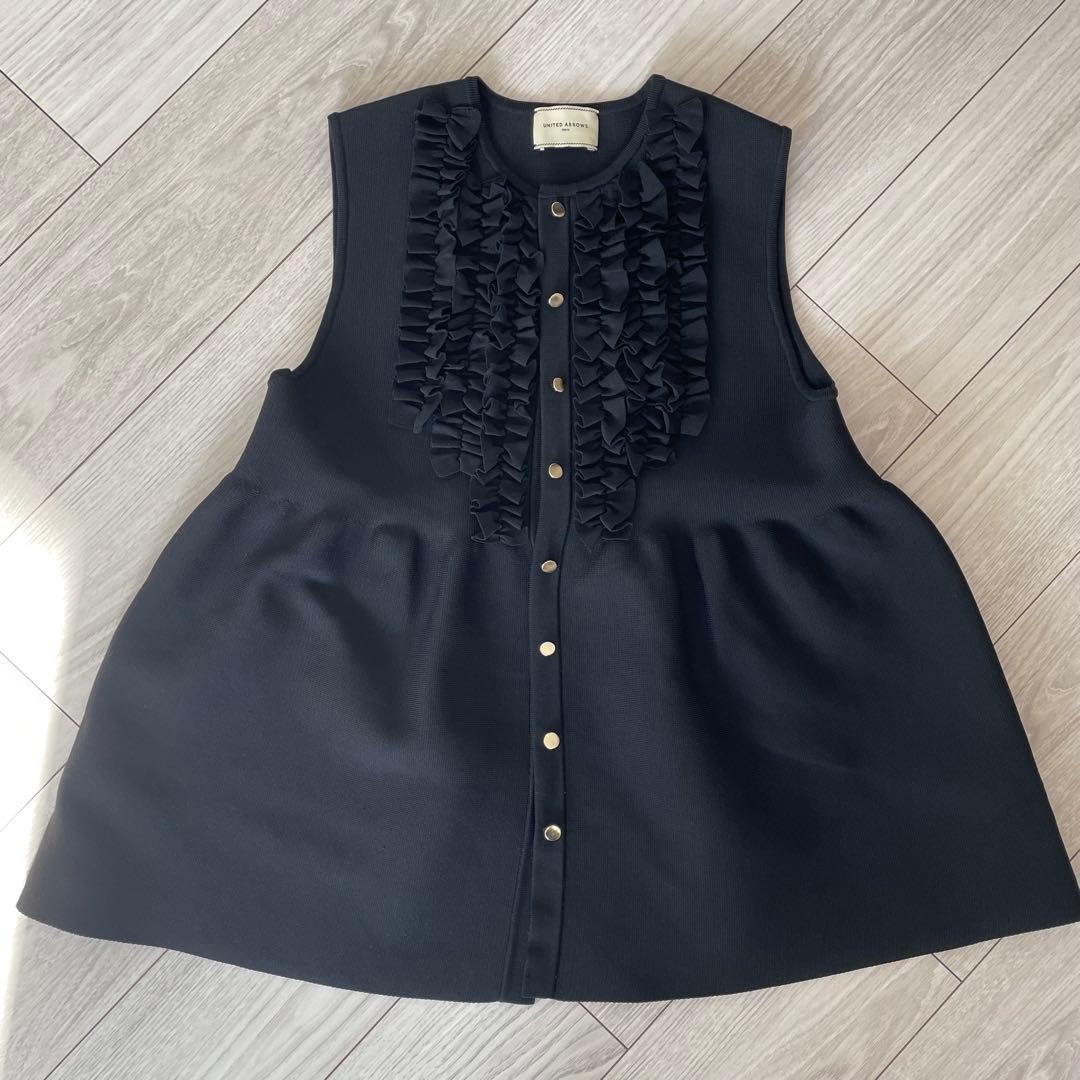 UNITED ARROWS 　Pミニフリルニットベスト　¥28600