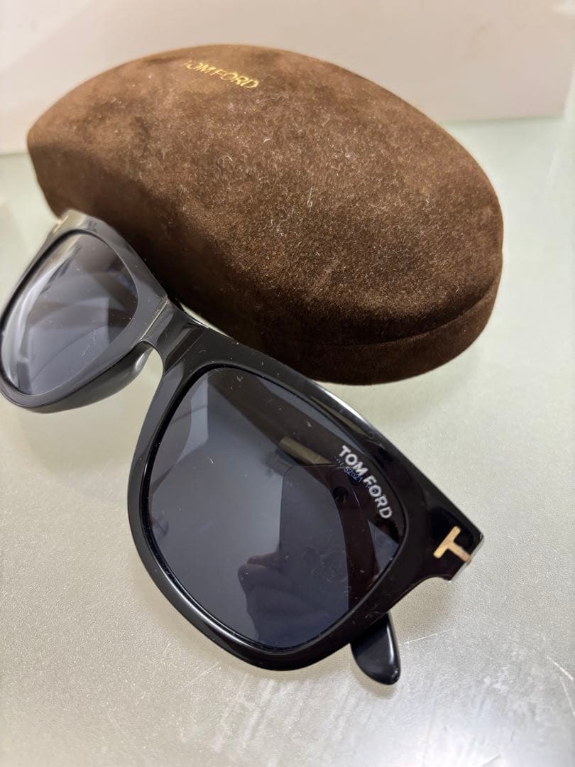 送料無料！TOM FORD ブラック サングラス