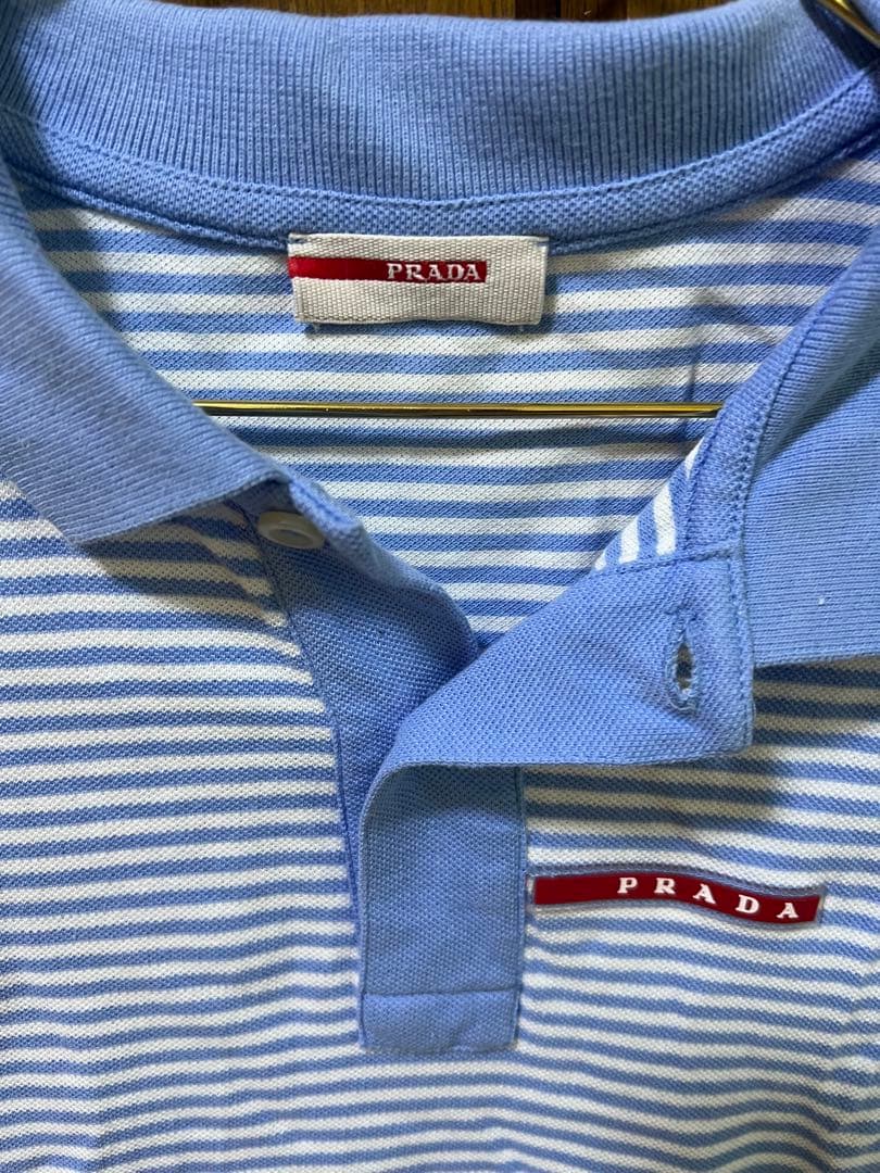 PRADA 青と白のストライプ ポロシャツ