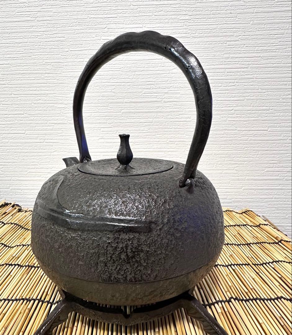 未使用品　供箱付属品付　南部喜州 (及川 喜徳)造　鍛治打袋鉉　１５型　南部鉄瓶