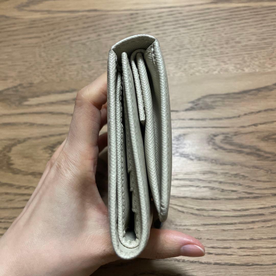 PRADA アイボリー 三つ折り財布　ゴールドロゴ