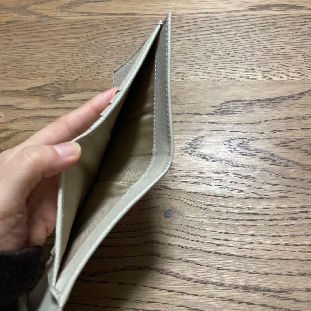 PRADA アイボリー 三つ折り財布　ゴールドロゴ