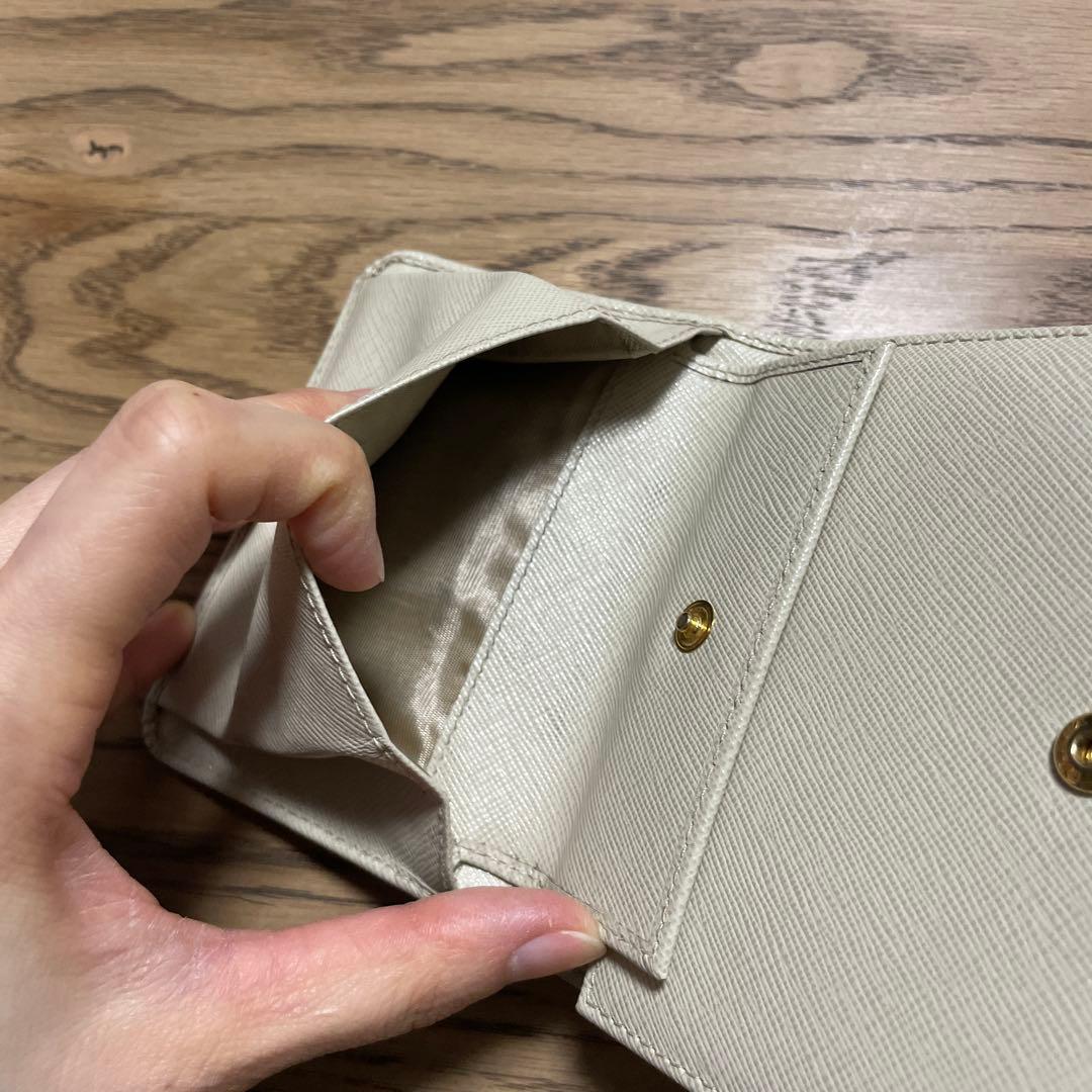 PRADA アイボリー 三つ折り財布　ゴールドロゴ