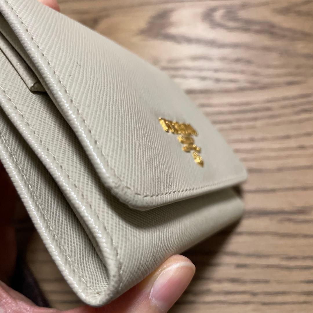 PRADA アイボリー 三つ折り財布　ゴールドロゴ