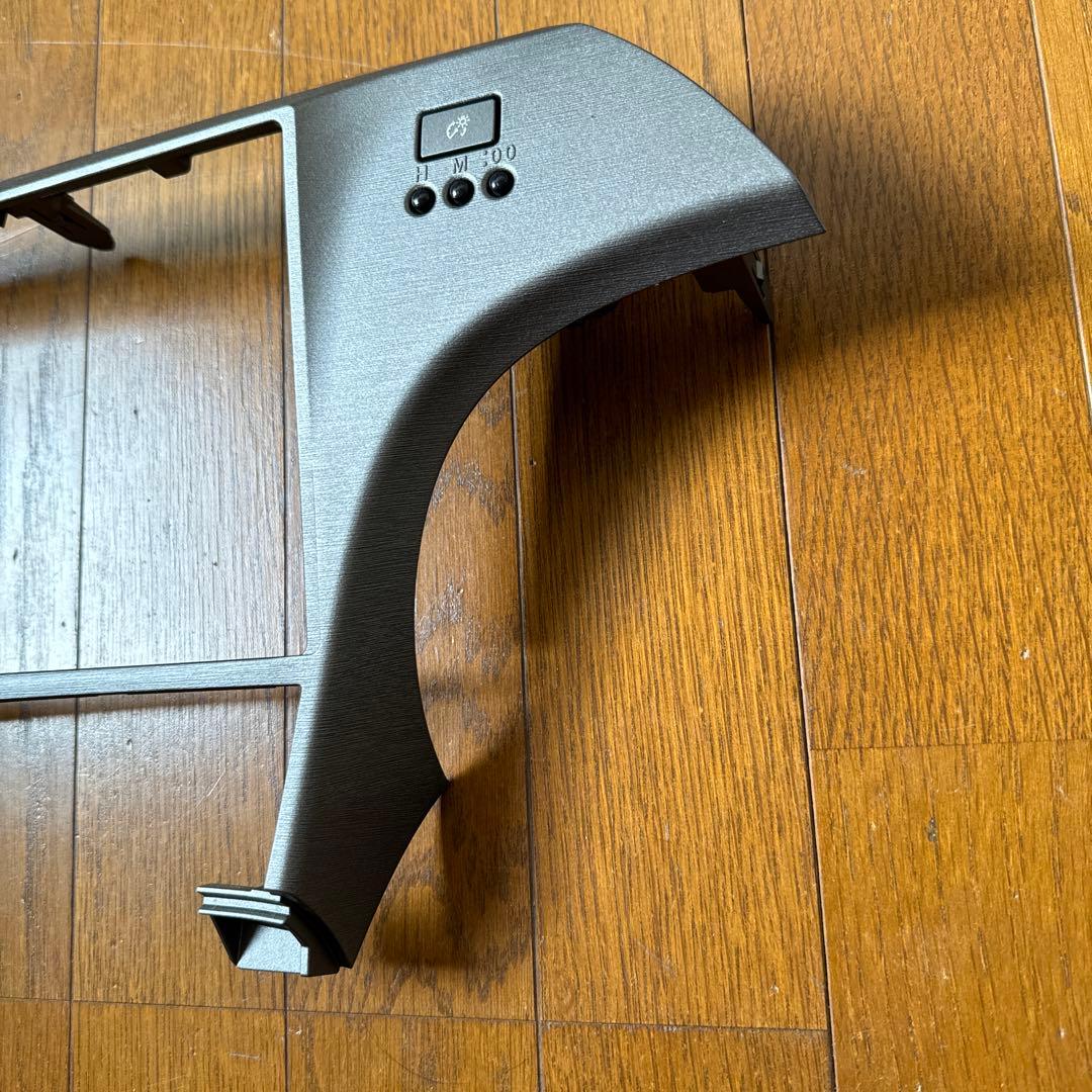 E*S様 30プリウス　ナビパネル枠外側 黒 スイッチ付き　9inc 美品