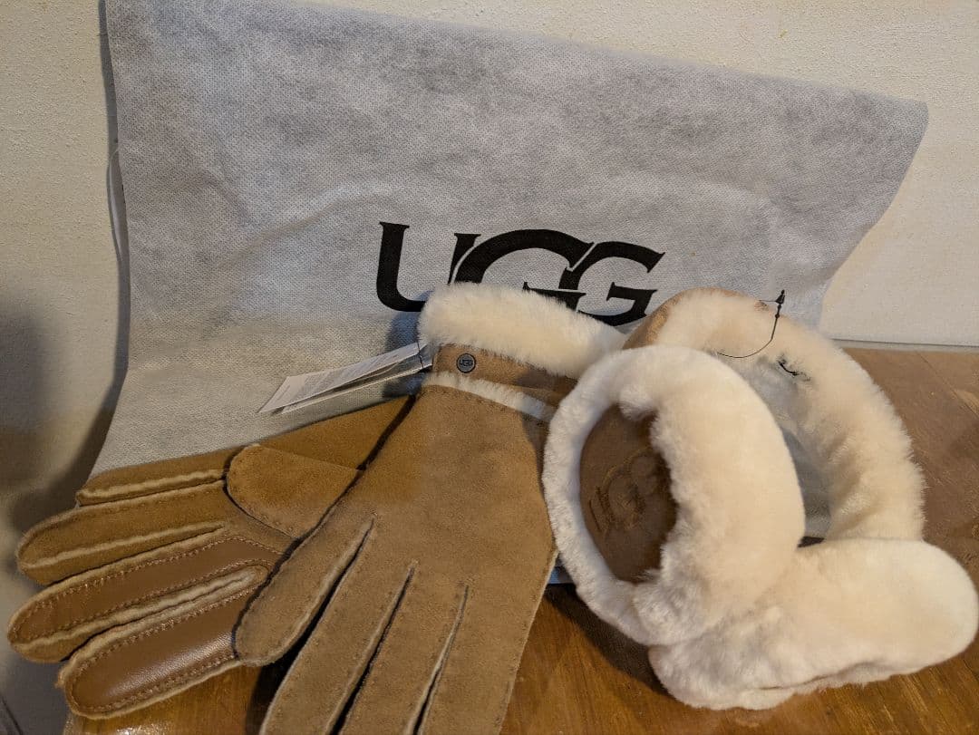 UGG 手袋シープスキン（スマートフォン対応）・イヤーマフセット チェスナット