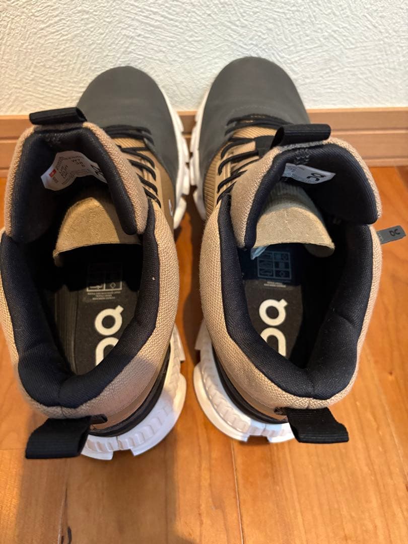 【美品】Onハイキングスニーカー、ハイカット、防水、cloudetech