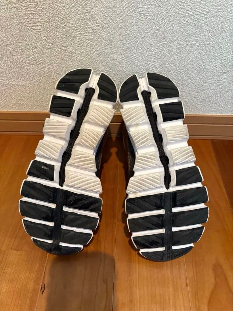 【美品】Onハイキングスニーカー、ハイカット、防水、cloudetech