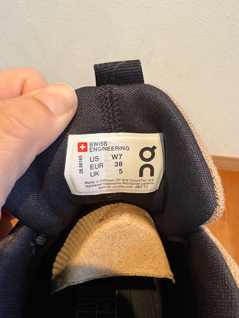 【美品】Onハイキングスニーカー、ハイカット、防水、cloudetech