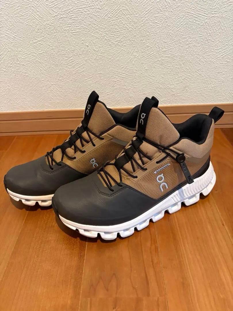 【美品】Onハイキングスニーカー、ハイカット、防水、cloudetech