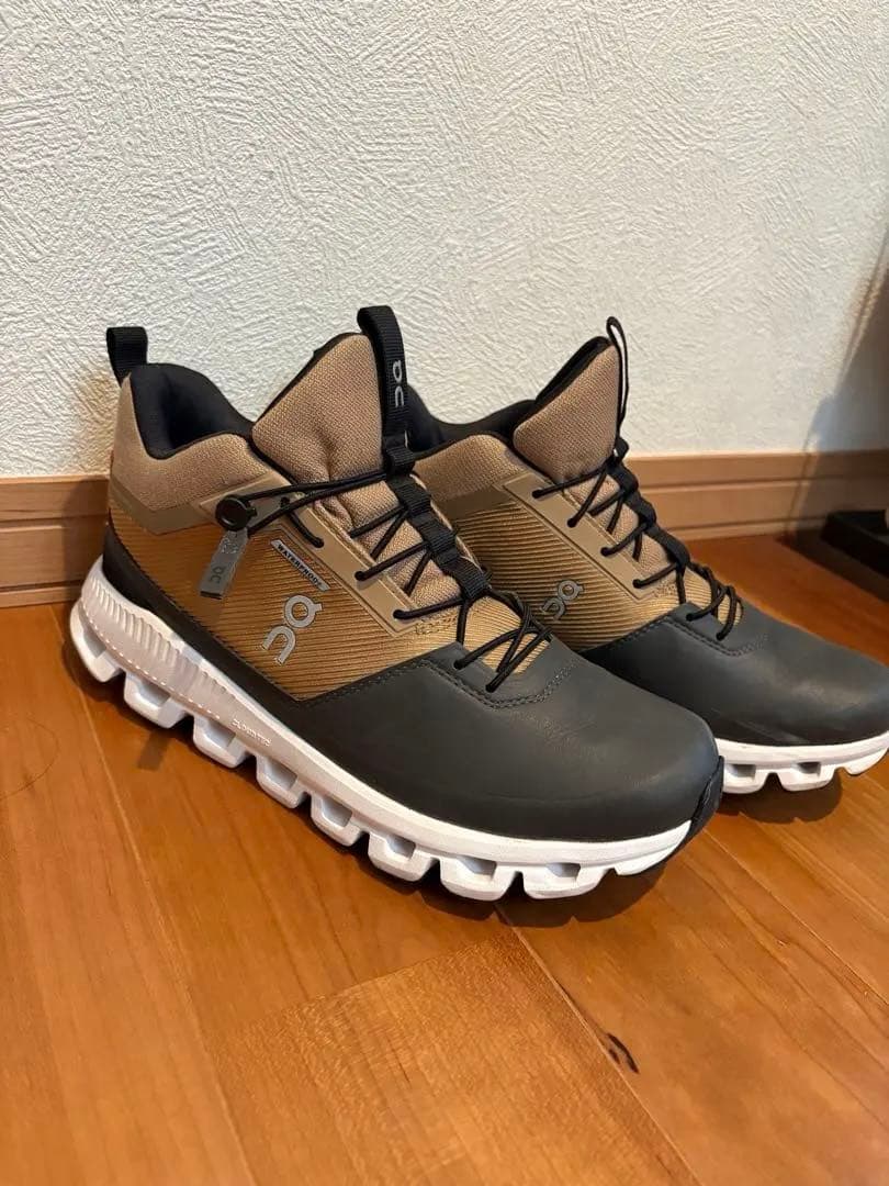 【美品】Onハイキングスニーカー、ハイカット、防水、cloudetech