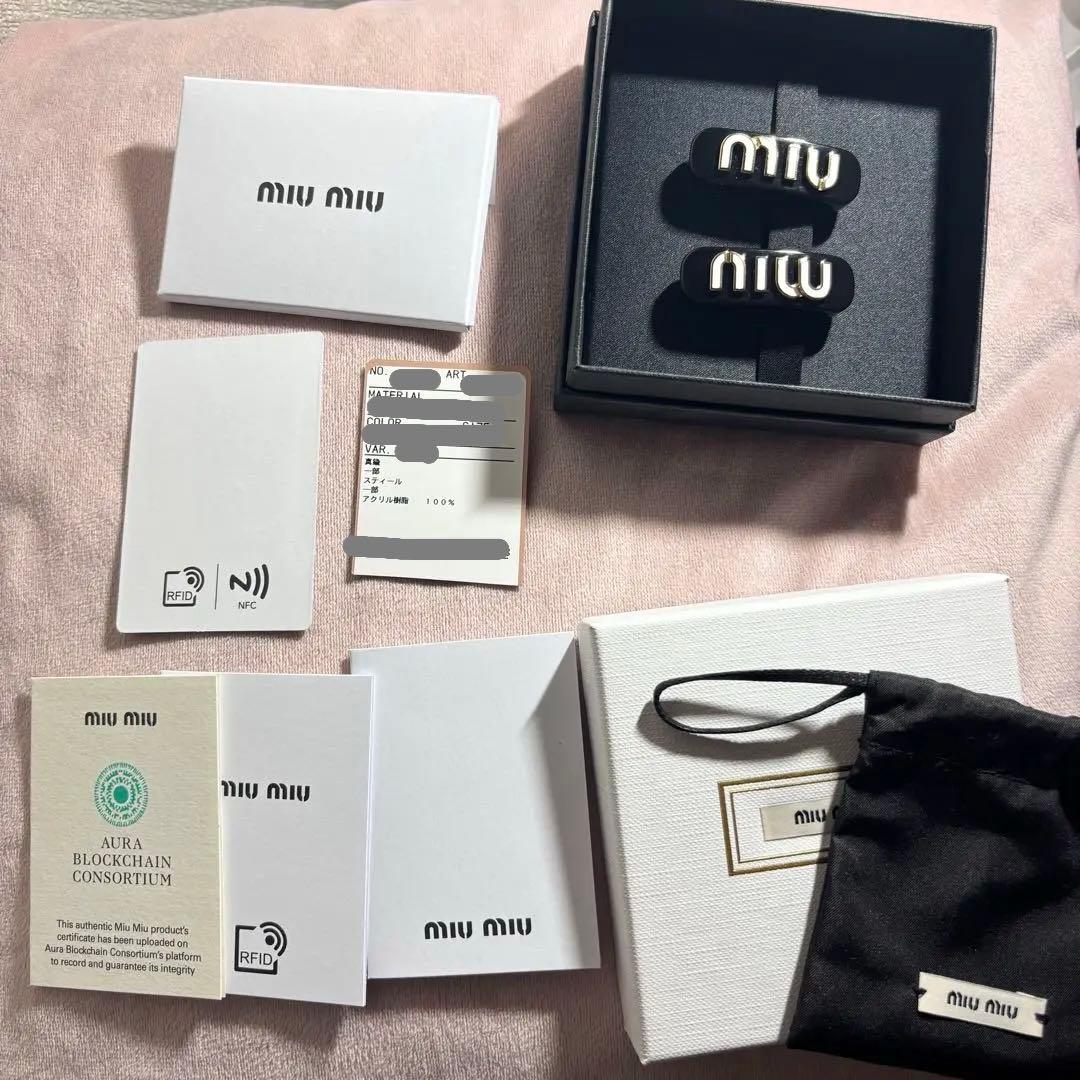 miu miu ロゴ入りヘアピン ブラック