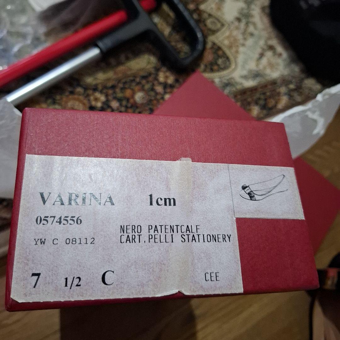 Ferragamoブラック エナメル フラットシューズ リボン付き