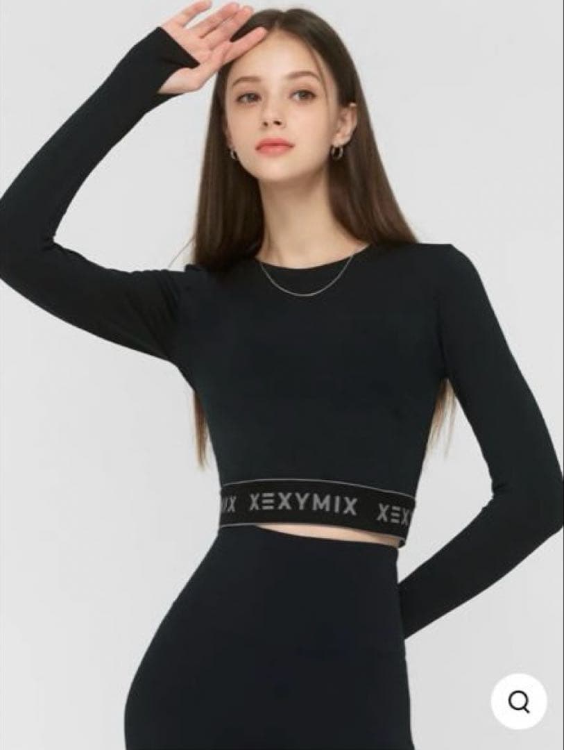 XEXYMIX クロップド長袖トップス（ホワイト・ブラック）2枚セット