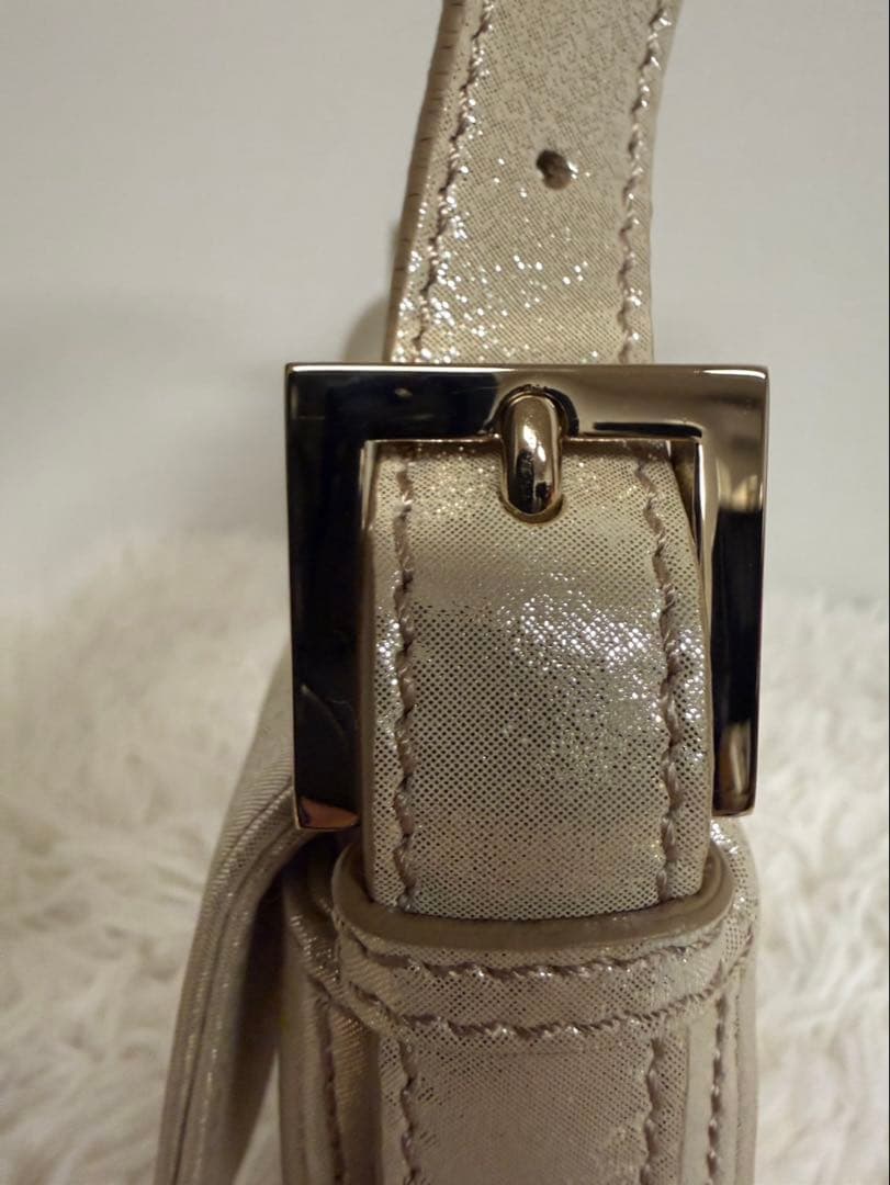 【美品】フェンディ マンマバケットゴールドグリッ ターショルダーバッグ