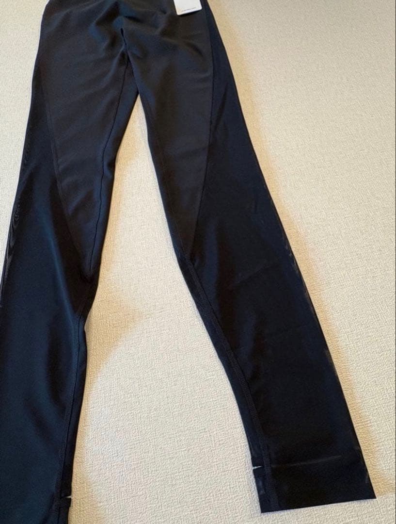 Alo yoga エアリフトメッシュ ストラップ付き レギンス ブラック