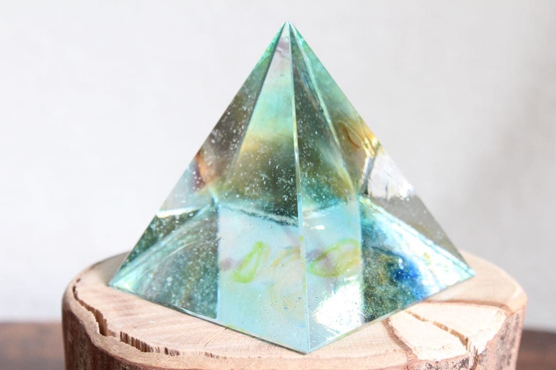 シエラネバダ産アンダラクリスタル　ピラミッド　マルチカラー　ブルー系